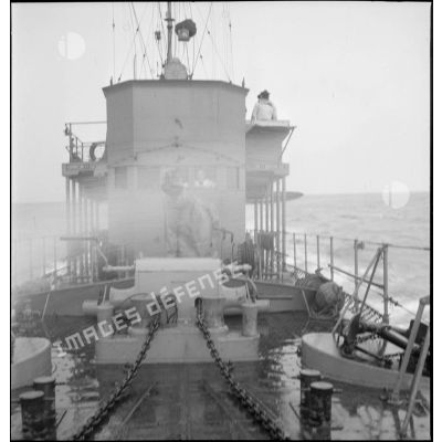 La passerelle du chasseur de sous-marins n°5 (CH 5) en mer.
