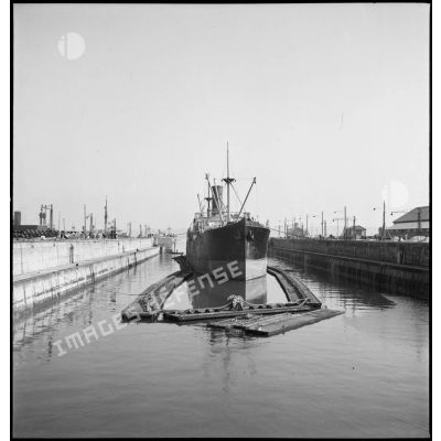 Le cargo le Dunkerquois dans l'arsenal de Brest.