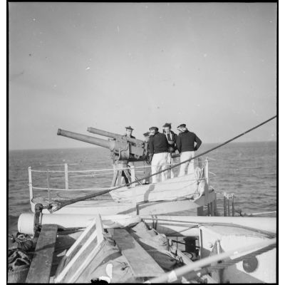Canonniers servant une pièce de 90 mm sur une plateforme à bord du cargo réquisitionné Yang Tsé.