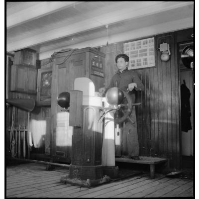 L'homme de barre (ou timonier) à son poste à bord du cargo réquisitionné Yang Tsé.