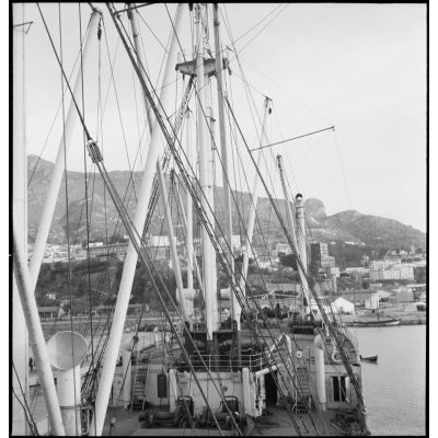 Vue du port de Gibraltar (sous réserves) depuis la mâture du cargo Yang Tsé.