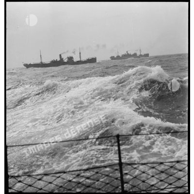 Cargos du convoi naviguant à bâbord du torpilleur la Bourrasque.