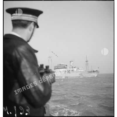 Le capitaine de frégate Maurice Guierre, commandant la police de la navigation et la direction du blocus à Dunkerque, observe à l'horizon le navire marchand norvégien Lenda.