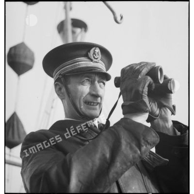Portrait du capitaine de frégate Maurice Guierre, commandant la police de la navigation et la direction du blocus à Dunkerque à bord d'un patrouilleur.