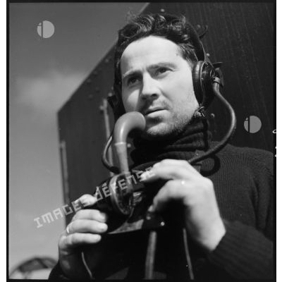 Portrait d'un marin téléphoniste communiquant ou recevant à bord du torpilleur la Bourrasque.