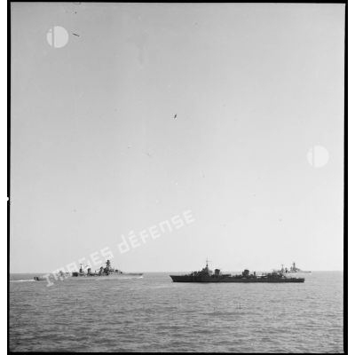 Deux croiseurs légers et un contre-torpilleur d'une escadre naviguent en convoi.