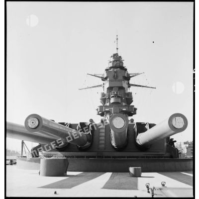 La superstructure et les tourelles quadruples de canons de 330 mm du cuirassé Dunkerque.