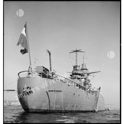 Poupe, tribord trois quarts arrière du cuirassé Dunkerque à l'amarrage.