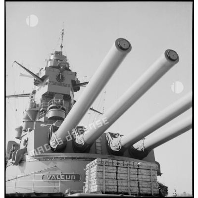 La superstructure et une des tourelles quadruples de canons de 330 mm du cuirassé Dunkerque.