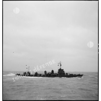 Tribord du torpilleur léger La Melpomène à la mer.