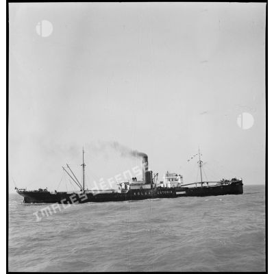 Tribord du cargo estonien Kolga à la mer.