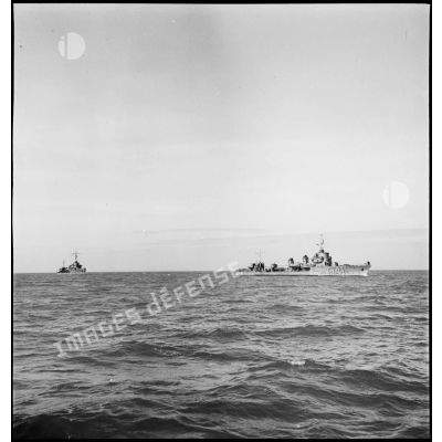 Les torpilleurs légers Bouclier et La Melpomène à la mer.