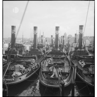 Remorqueurs rhénans amarrés dans le port de Dunkerque, probablement au quai des Hollandais. Au premier plan, les remorqueurs Vergennes et Louvois.