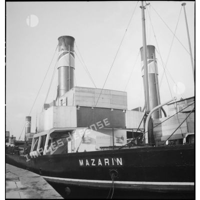 Vue tribord du remorqueur rhénan Mazarin amarré dans le port de Dunkerque, probablement au quai des Hollandais.