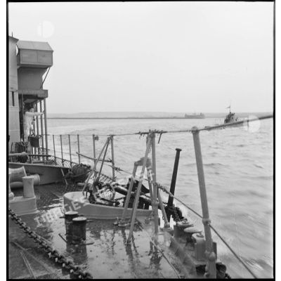 Le chasseur n°5, chasseur de sous-marins, dans un port, probablement celui de Brest.