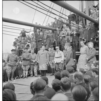 Un colonel polonais s'adresse aux soldats réfugiés polonais et aux autorités présentes à bord du paquebot polonais SS Warszawa à quai dans le port de Marseille.