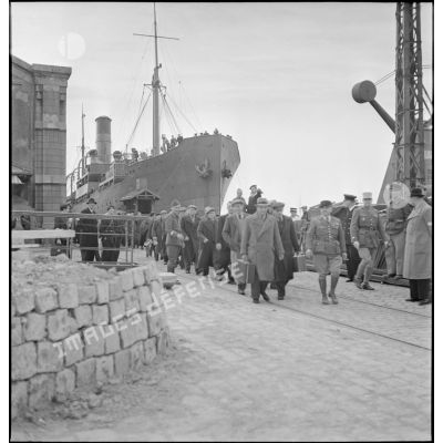 Les soldats réfugiés polonais débarquent du paquebot polonais SS Warszawa pour se rendre au camp de Carpiagne.