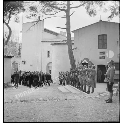 Des soldats réfugiés polonais arrivent au camp de Carpiagne et défilent devant les autorités et un détachement de l'armée française.
