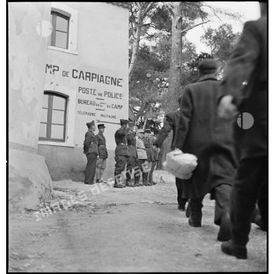 Des soldats réfugiés polonais arrivent au camp de Carpiagne et défilent devant les autorités.