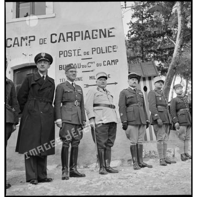 Les autorités militaires françaises et polonaises accueillent les soldats réfugiés polonais au camp de Carpiagne.