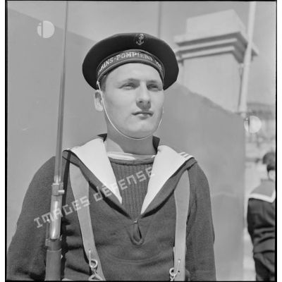 Portrait d'un marin-pompier de Marseille, en armes lors d'une inspection.