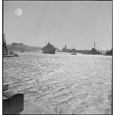 Le paquebot transport de troupes Ville d'Alger entre dans le port de Marseille.