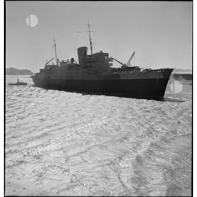 Vue tribord trois quarts avant du paquebot transport de troupes Ville d'Alger entrant dans le port de Marseille.