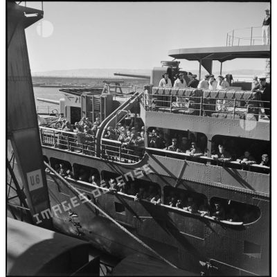 Troupes coloniales et d'unités de l'armée d'Afrique à bord du paquebot transport de troupes le Ville d'Alger dans le port de Marseille.