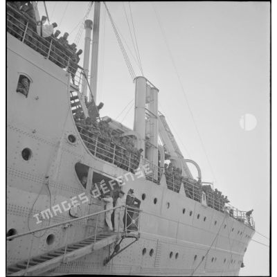 Tirailleurs sénégalais sur la plage arrière du paquebot transport de troupes Ville d'Alger dans le port de Marseille.