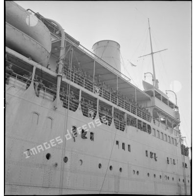 Tirailleurs sénégalais à bord du paquebot transport de troupes Ville d'Alger dans le port de Marseille.