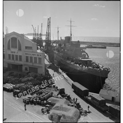 Le paquebot transport de troupes Ville d'Alger est amarré dans le port de Marseille.