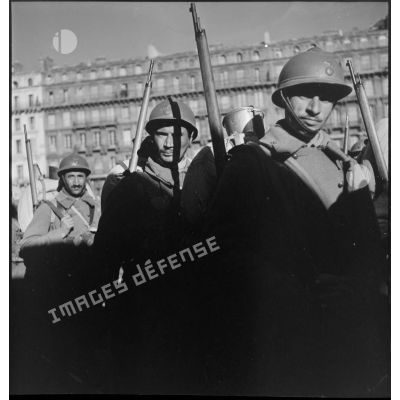 Troupes nord-africaines débarquées du paquebot transport de troupes Ville d'Alger dans le port de Marseille.