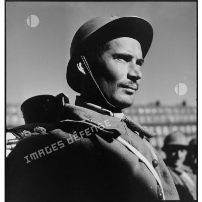 Portrait d'un tirailleur nord-africain débarqué du paquebot transport de troupes Ville d'Alger dans le port de Marseille.
