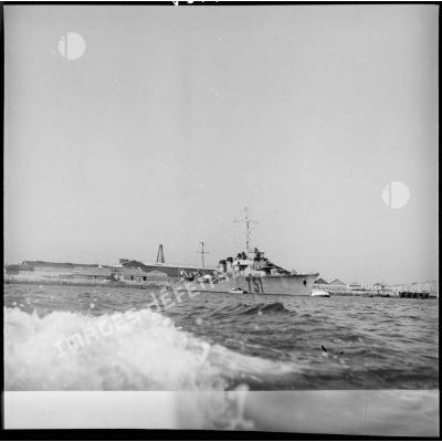 Vue tribord du torpilleur Brestois de la 5e division de torpilleurs (DT), au mouillage sur coffre en rade de Brest.