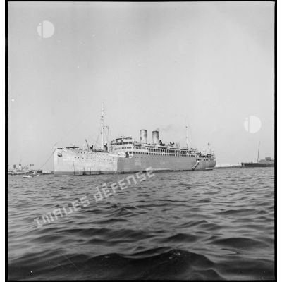 Vue bâbord du paquebot Maréchal Lyautey, armé par la Marine nationale, au mouillage sur coffre dans la rade de Brest.
