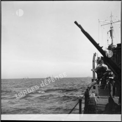Torpilleur de la 14e division de torpilleurs (DT) en mission de protection d'une flottille de pêche. Au premier plan, une mitrailleuse jumelée de 13,2 mm.