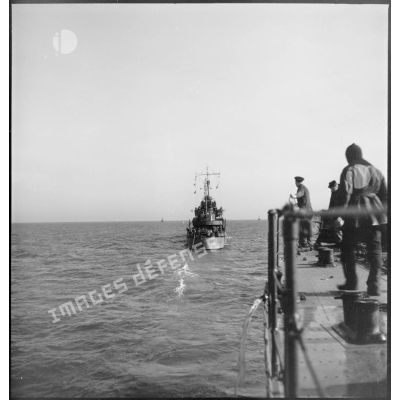 Torpilleurs de la 14e division de torpilleurs (DT) naviguant en ligne de file lors d'une mission de protection d'une flottille de pêche. Le premier torpilleur a mouillé sa bouée de correspondance.