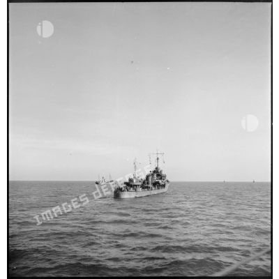 Vue trois quarts tribord arrière d'un torpilleur de la 14e division de torpilleurs (DT) en mission de protection d'une flottille de pêche.