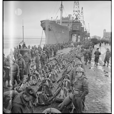 Rassemblement de chasseurs alpins du 6e BCA sur un quai du port de Brest.