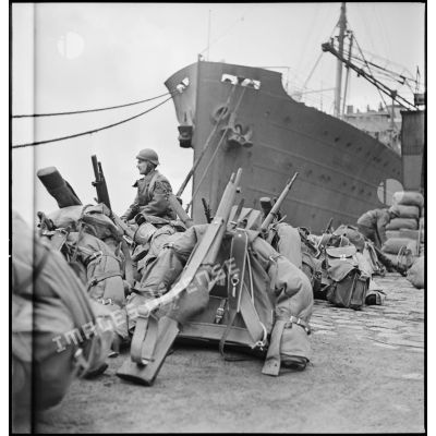 Faisceau d'armes et de sacs à dos sur un quai du port de Brest.