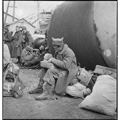 Soldats de la 1re division légère de chasseurs (DLCh) en attente d'embarquement sur un quai du port de Brest.