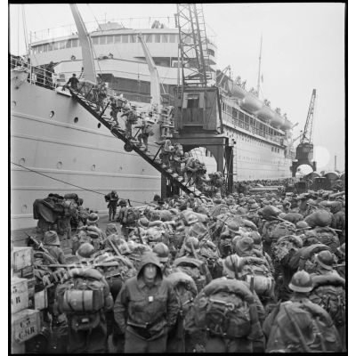 Embarquement de chasseurs alpins à bord d'un paquebot sur le port de Brest.