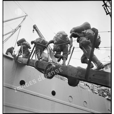 Embarquement de chasseurs alpins de la 27e DBCA à bord d'un paquebot dans le port de Brest.