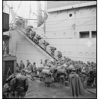 Embarquement d'artilleurs à bord d'un paquebot dans le port de Brest.