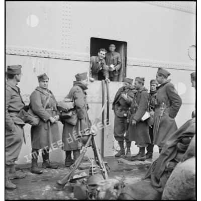 Attente d'embarquement d'artilleurs sur un quai du port de Brest.