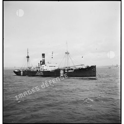 Vue trois quarts avant tribord du cargo Hélène de la marine marchande danoise.