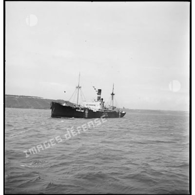 Vue trois quarts avant bâbord du cargo Hélène de la marine marchande danoise.