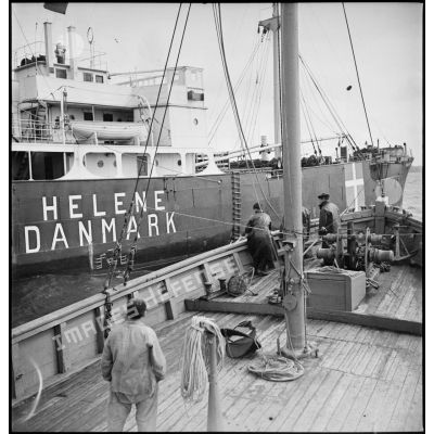 Le patrouilleur auxiliaire P 24 Médoc de la Marine nationale arraisonne le cargo marchand danois Hélène pour un contrôle au large des côtes portugaises.