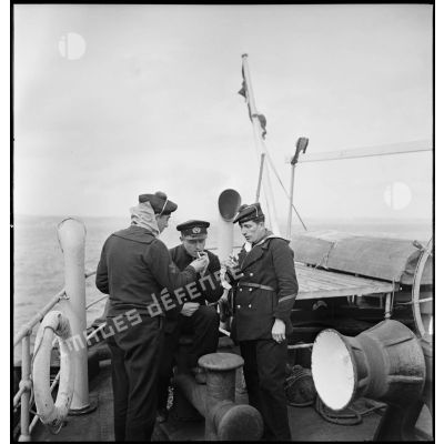 Fraternisation entre marins français et officier de la marine marchande danoise.