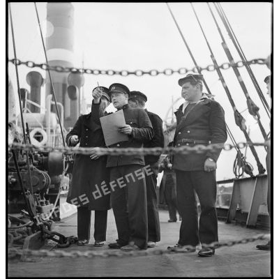 Le commandant du cargo Hélène de la marine marchande danoise, qui vient d'être arraisonné, donne des explications à l'équipage du patrouilleur P 24 Médoc lors de la fouille du cargo.